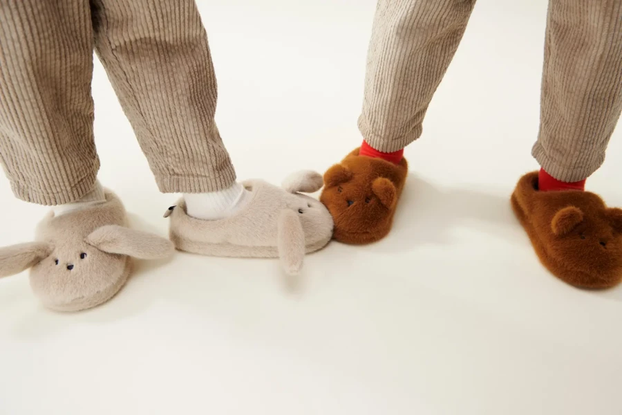 Pluszowe kapcie Aviaja Bear - golden caramel / Liewood
