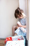 Lalka z zestawem podróżniczym z walizeczką i akcesoriami Alex 12 m+