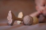 Kauczukowy gryzak z grzechotką - Róża / Natruba
