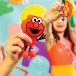 Postać do kąpieli Elmo - zestaw z dwiema kostkami sensorycznymi świecącymi w wodzie / Glo Pals