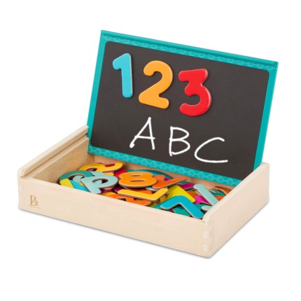 Marvelous magnets – magnetyczne literki i cyferki w drewnianej skrzyneczce, z tablicą / B.Toys