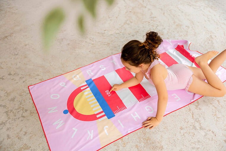 Dwustronny ręcznik plażowy PlayTowels - Lighthouse Cherry / QUUT