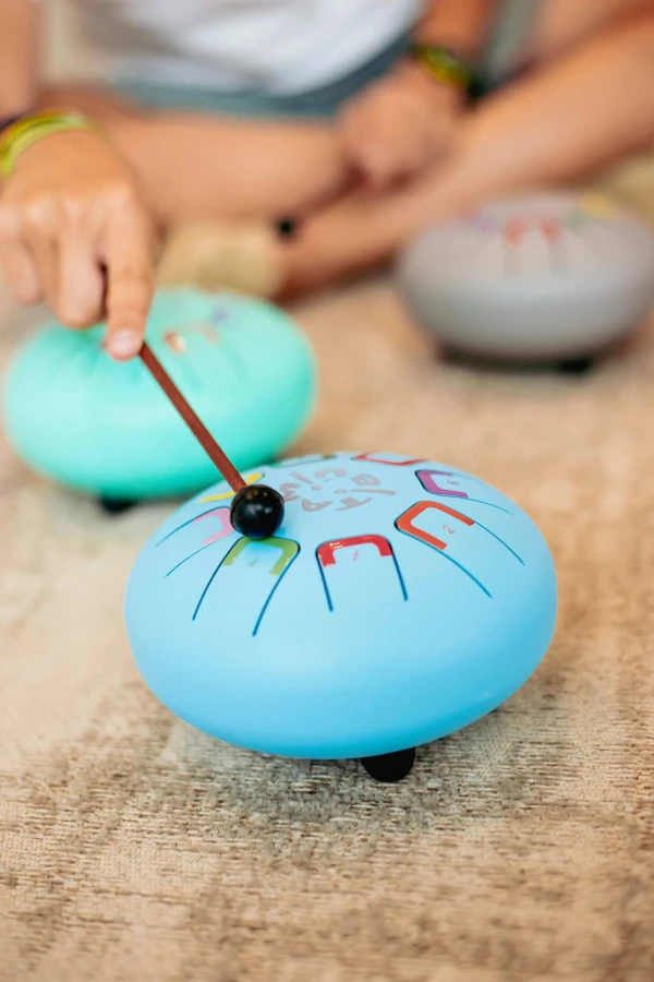 Bębenek językowy Baby Tambu śr. 15cm - Sky Kite / Juegaconmigo