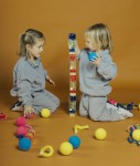 Butelka sensoryczna dwufazowa MOVE SPIRALA różowa / Petit Boum