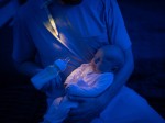 Innowacyjna lampka nocna nie zaburzająca fazy snu, przenośna, z klipsem i światłem kierunkowym / LatchLight