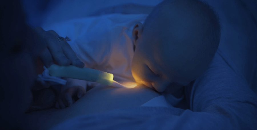 Innowacyjna lampka nocna nie zaburzająca fazy snu, przenośna, z klipsem i światłem kierunkowym / LatchLight