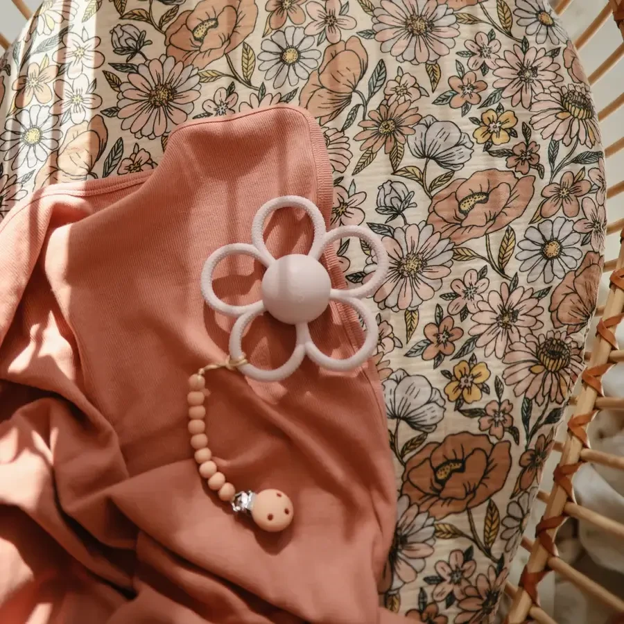 Zawieszka silikonowa na smoczek Hera - Powder Pink / Mushie