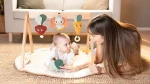 Gimnastyka, mata edukacyjna z drewnianym stojakiem Garden of Adventure / Tiny Love
