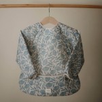 Śliniak z długim rękawem – Blue Flowers / Mushie