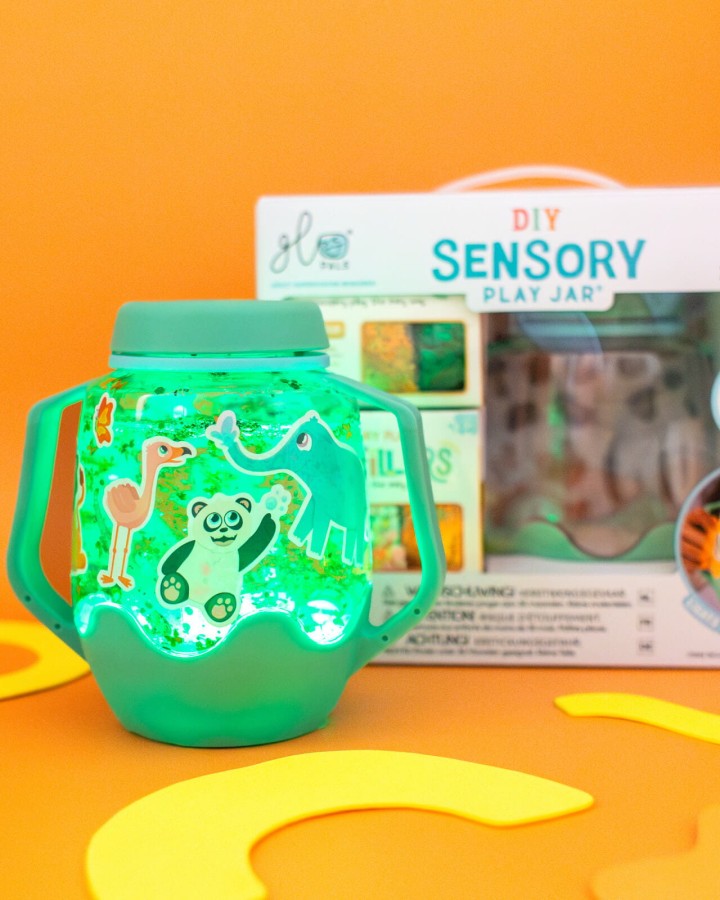 Zestaw sensoryczny DIY, świecący słoik z brokatami i figurkami Fun Fillers + naklejki gratis - ZOO / Glo Pals