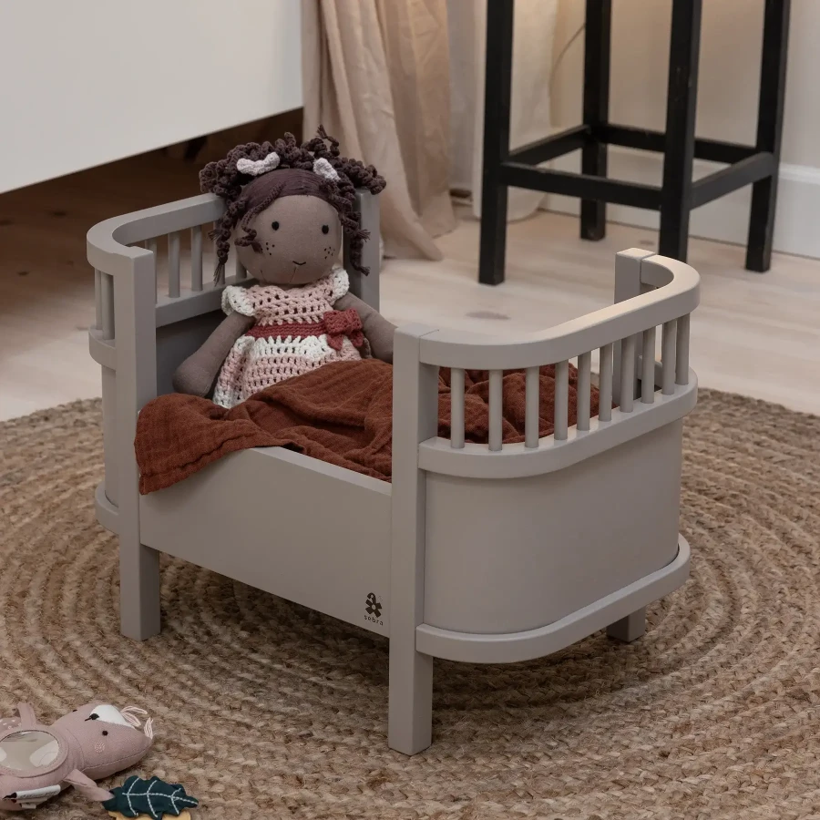 Drewniane łóżeczko dla lalek z materacem - jetty beige / Sebra