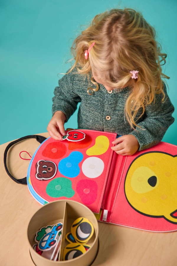 Montessori miękka książka aktywizująca - kształty i kolory / OMY