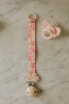 Drewniana zawieszka do smoczka - river rose / Elodie Details