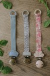 Drewniana zawieszka do smoczka - river rose / Elodie Details