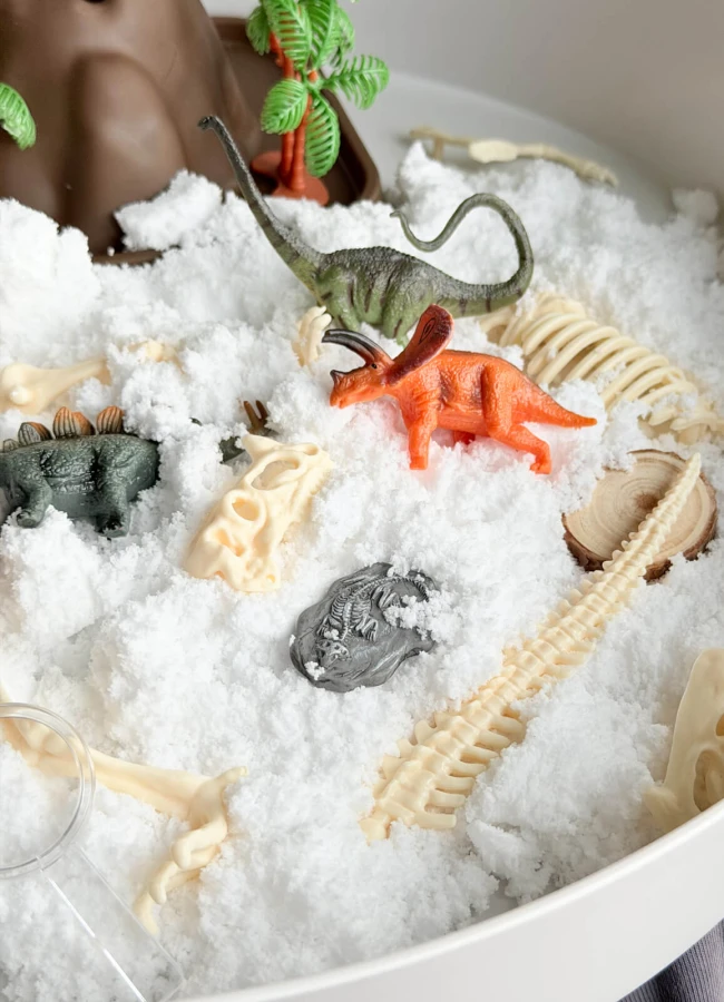 Zestaw sensoryczny Świat dinozaurów, tacka + figurki + śnieg sensoryczny / Jellystone