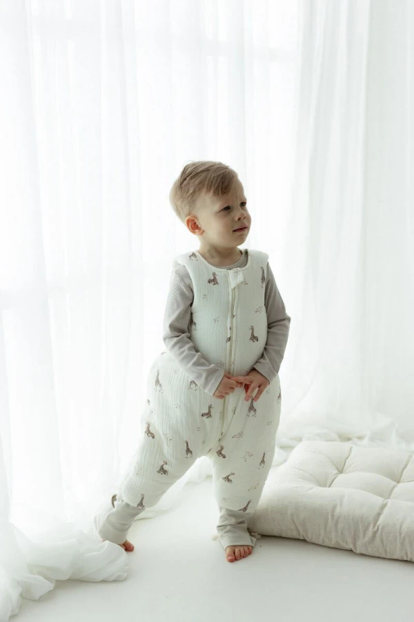 Śpiworek z organicznego muślinu z nogawkami 1-3 lata, 2,5 TOG - giraffes / My Memi