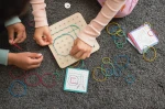 Geoplan tablica manipulacyjna edukacyjna z gumkami 48 gumek 20 kart, 4+ / BS Toys