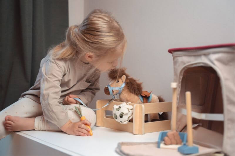 Maskotka Koń w zestawie ze stajnią i akcesoriami / Small Foot