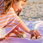 Dwustronny ręcznik plażowy PlayTowels 180 x 180cm - Road lavender / QUUT
