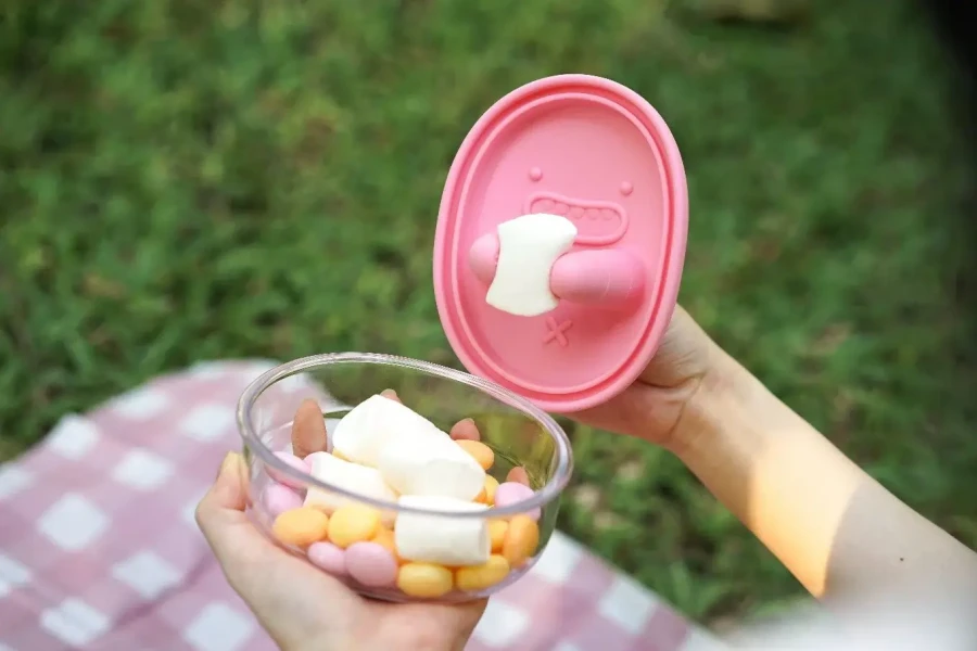 Innowacyjny pojemnik na przekąski FINGER SNACK BOWL - Peony Pink / Monchi