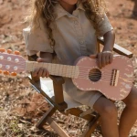 Drewniana gitara różowa Safari Friends FSC / Little Dutch