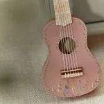 Drewniana gitara różowa Safari Friends FSC / Little Dutch