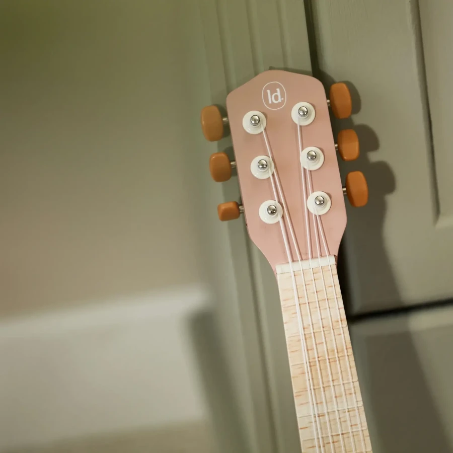 Drewniana gitara różowa Safari Friends FSC / Little Dutch