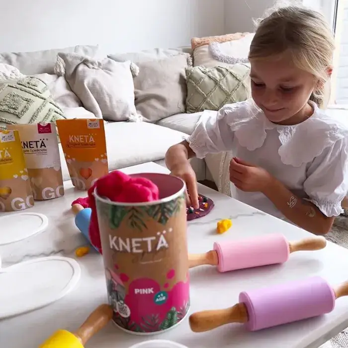 Wegańska masa plastyczna w puszce XXL, 1kg - czerwona / KNETA
