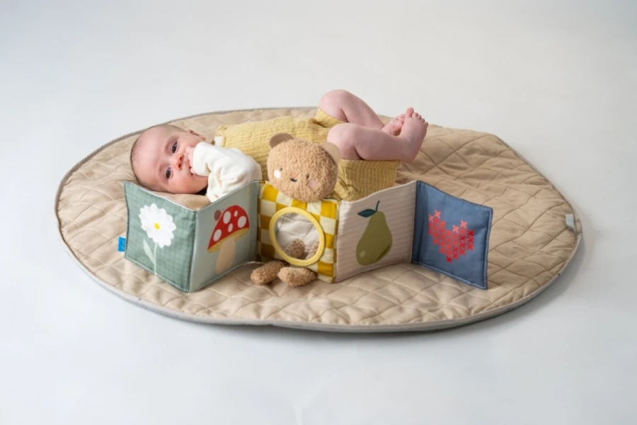 Dwustronna książeczka sensoryczna - przytulny miś / Taf Toys