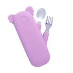 Zestaw sztućców Koala Zoe z silikonowym etui - Lilac / the cotton cloud