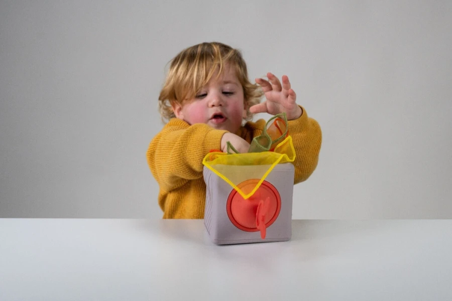 Interaktywna kostka z wyskakującymi chusteczkami / Taf Toys