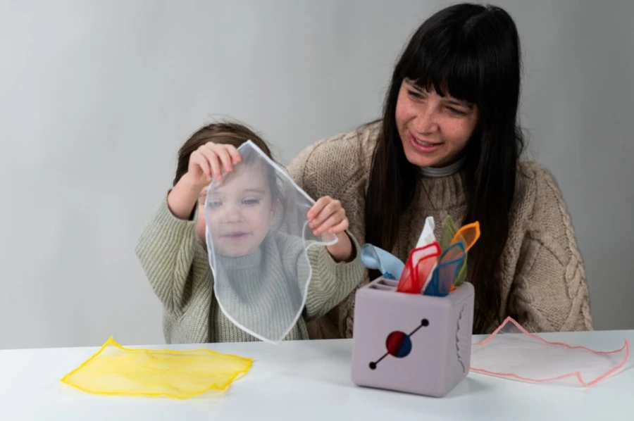 Interaktywna kostka z wyskakującymi chusteczkami / Taf Toys