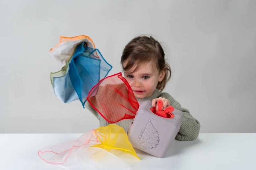 Interaktywna kostka z wyskakującymi chusteczkami / Taf Toys