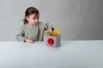 Interaktywna kostka z wyskakującymi chusteczkami / Taf Toys