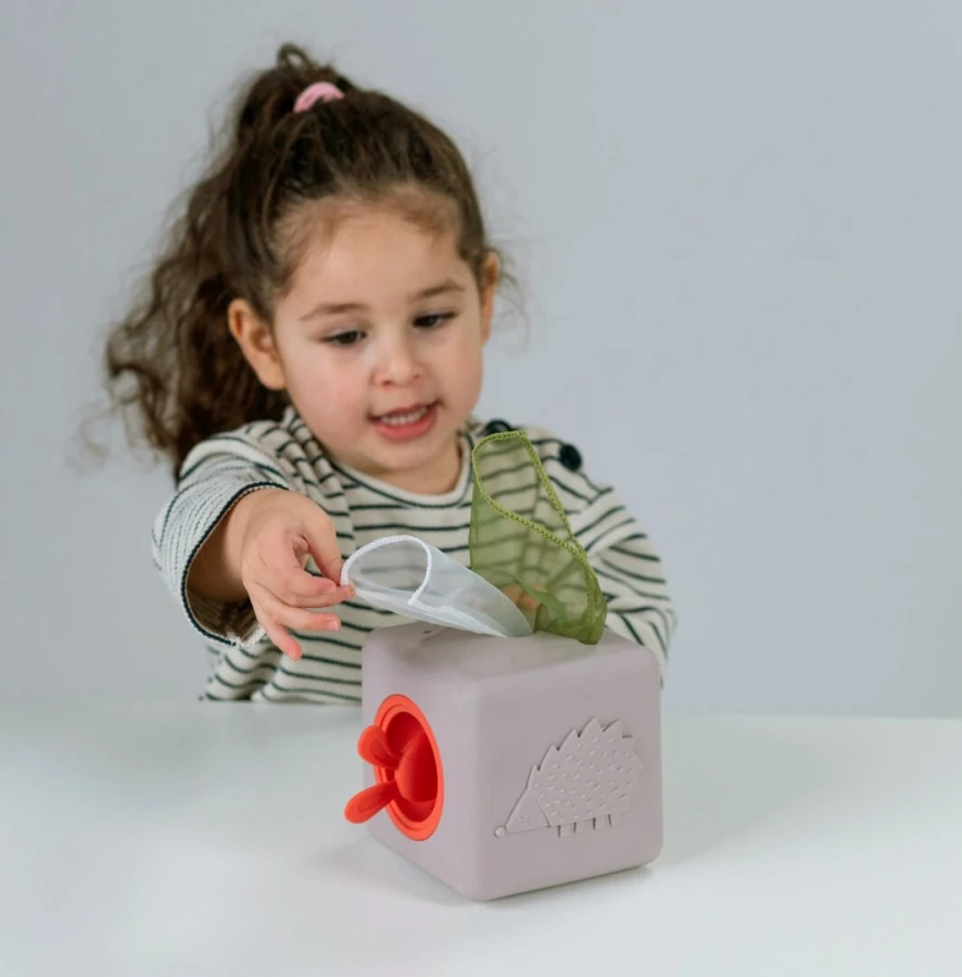 Interaktywna kostka z wyskakującymi chusteczkami / Taf Toys