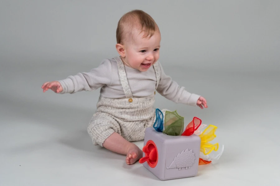 Interaktywna kostka z wyskakującymi chusteczkami / Taf Toys