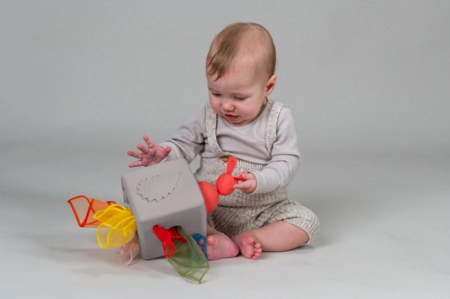 Interaktywna kostka z wyskakującymi chusteczkami / Taf Toys