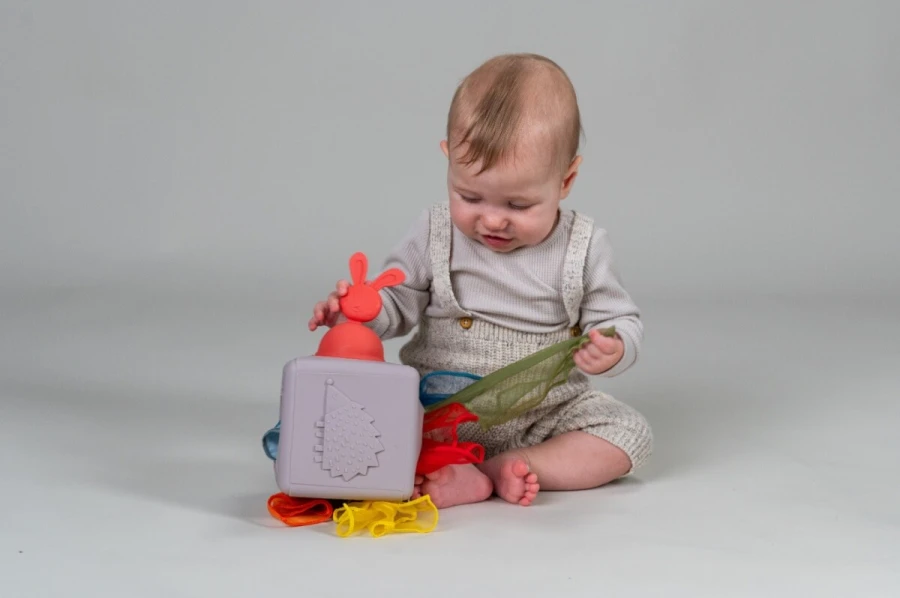 Interaktywna kostka z wyskakującymi chusteczkami / Taf Toys