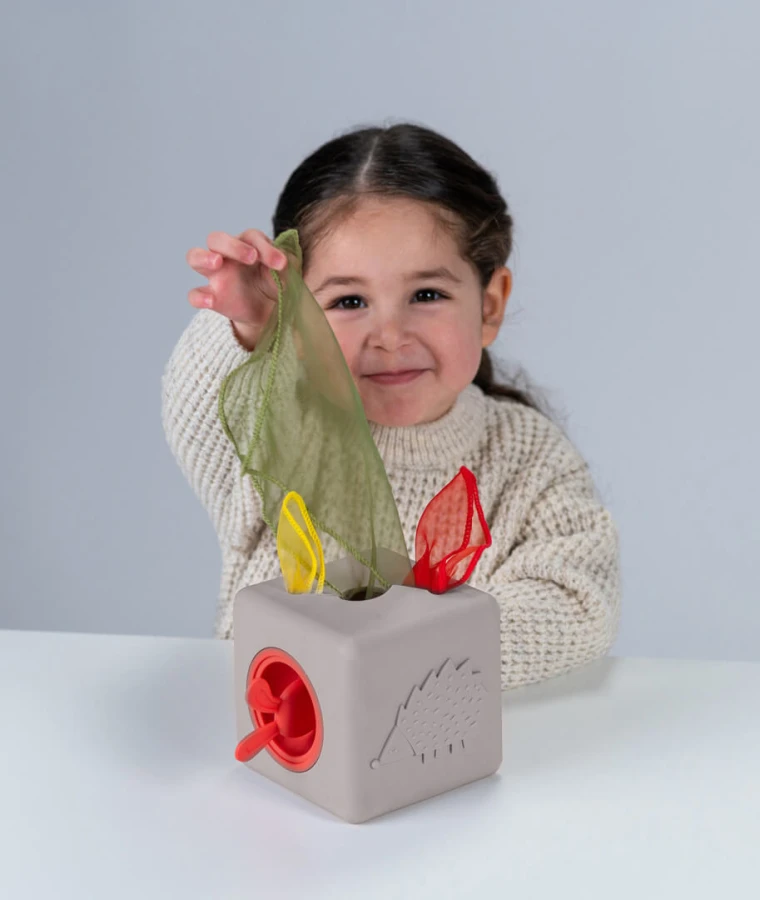 Interaktywna kostka z wyskakującymi chusteczkami / Taf Toys
