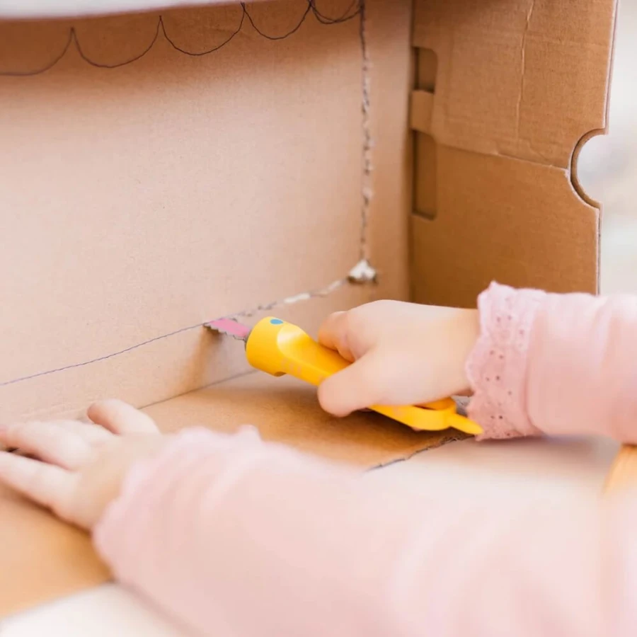 Bezpieczna piła Safe-Saw do cięcia kartonów / Makedo