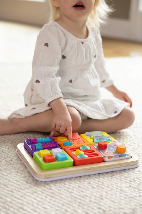 Sensoryczny Kwadrat. PlayTab. Gąsienica Koła Zębate / Fat Brain Toys