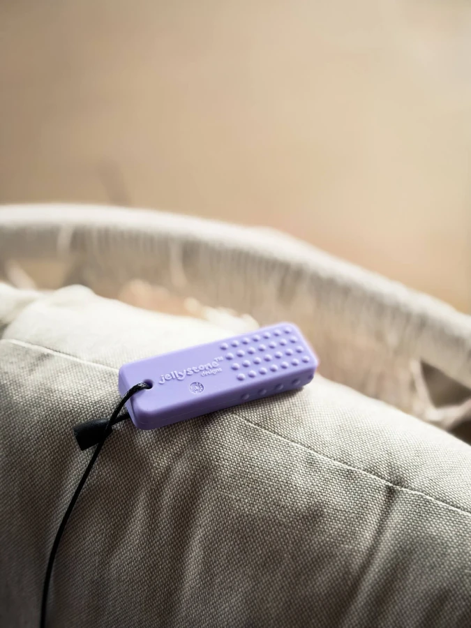 Gryzak terapeutyczny, antystresowy naszyjnik FIRM - BLOCK PENDANT PURPLE / Jellystone