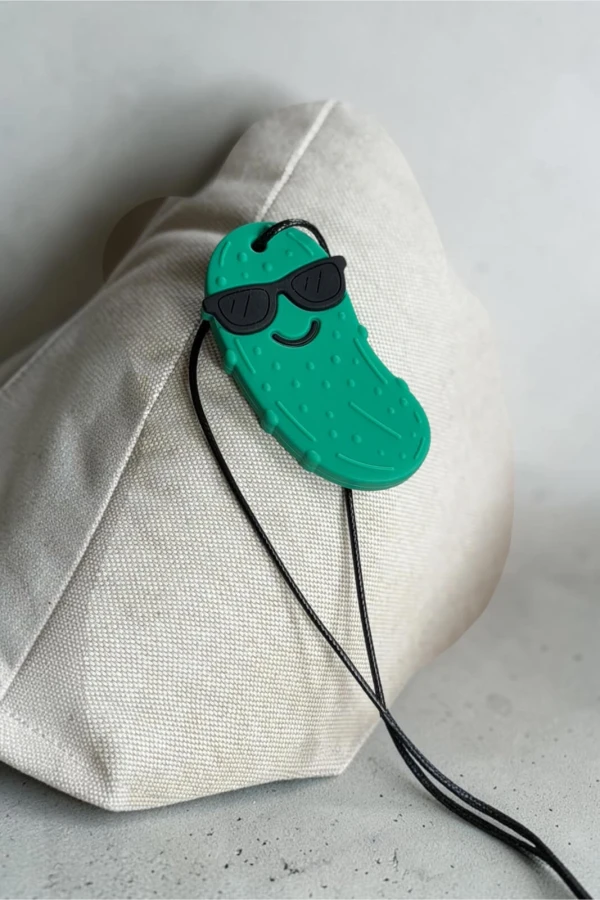 Gryzak terapeutyczny, antystresowy naszyjnik MEDIUM - PICKLE PENDANT / Jellystone