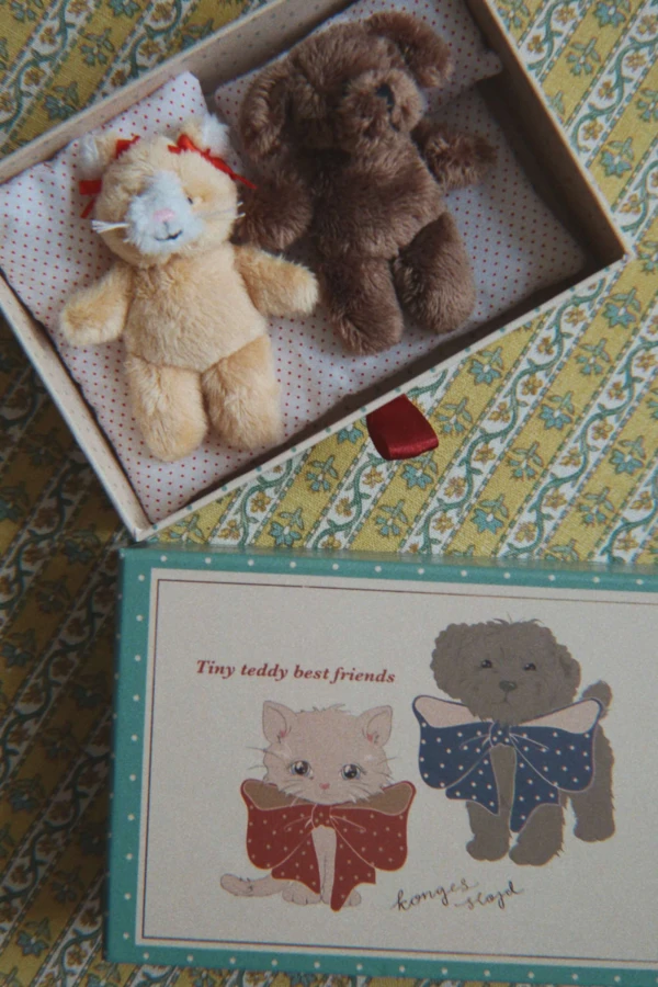 Pluszowe misie w pudełku tiny best friends - green stripe / Konges Slojd