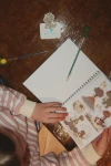 Kreatywny zestaw papierniczy, notes, naklejki i brokatowe długopisy - dino moss / Konges Slojd