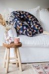 Ergonomiczna poduszka rogal dla kobiet w ciąży i karmiących Big Flopsy Printed jersey Howell / Red Castle