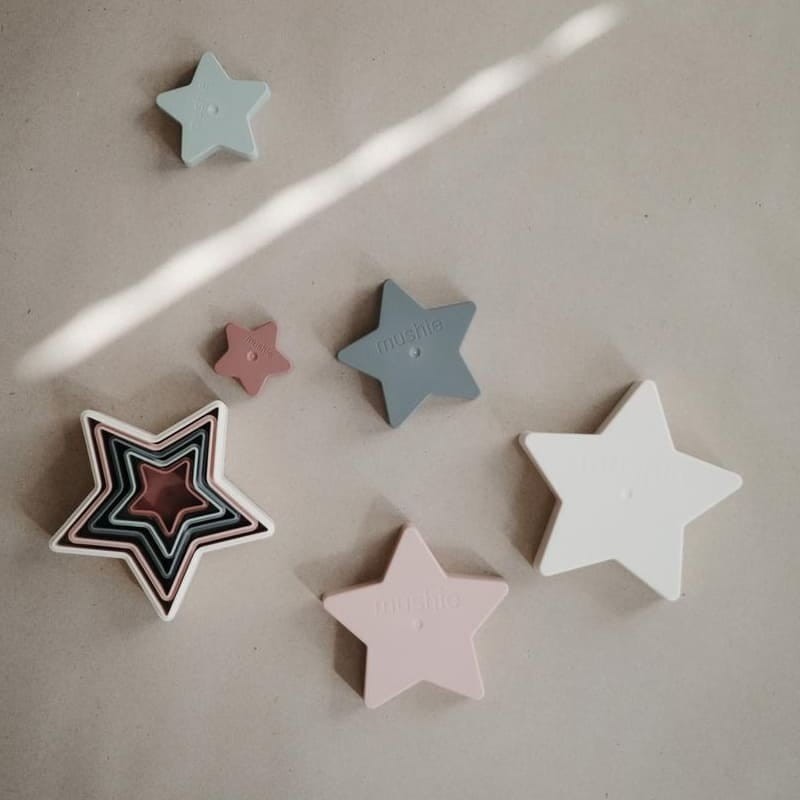 Piramidka sensoryczna NESTING STAR / Mushie