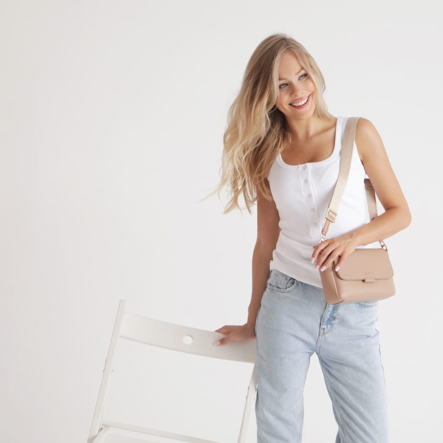 4812-joissy-listonoszka-dla-mamy-kenza-blush-beige-biszkoptowa-na-modelce.jpg
