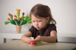 Drewniany bucik do nauki wiązania sznurowadeł. / Plan Toys