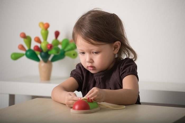 Drewniany bucik do nauki wiązania sznurowadeł. / Plan Toys